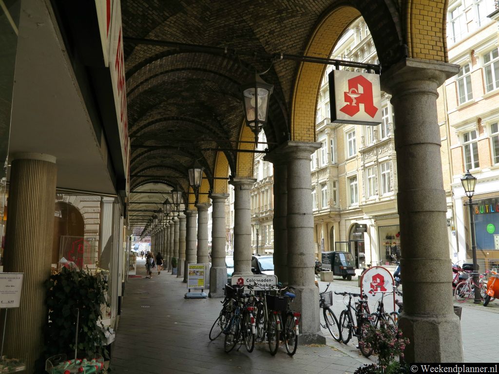 Aan één zijde van de winkelstraat Colonnaden is een winkelgalerij. Je kunt hier dus overdekt winkelen. Tip:   Winkelen in Hamburg.